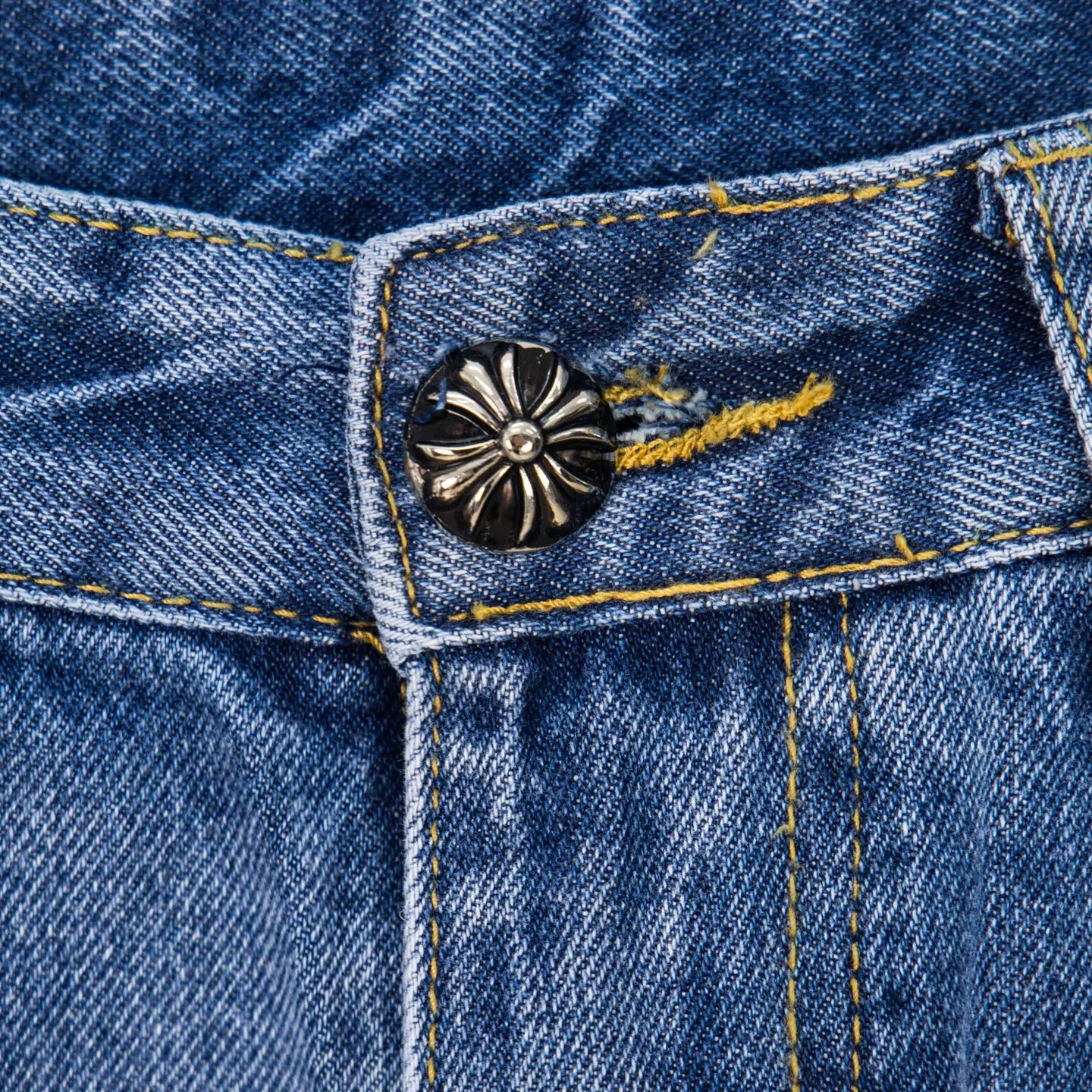 P260 Chrome Hearts light blue pants, Sanskrit blue and white patchwork leather jeans. CH jeans need to be washed and then disassembled and hand-stitched with sheepskin cross leather and then spliced ​​together. The whole piece has too many craftsmanship to explain. The patchwork cross pattern is embellished, and the high-waisted washed jeans! ! Absolutely high-end luxury products, god-level single products and super popular products, made with top heavy industry, a must-see magic weapon. Customized hardware. The fabric is thick and soft after washing. It has good breathability. Customized small leather label. Unique design. The details are simple and elegant, and the workmanship is exquisite. The entire trousers are neatly routed and the details are in place! It’s so cool that both men and women can easily control the genderless trend! Style number: 1805# Color: blue Size: 28 30 32 34
